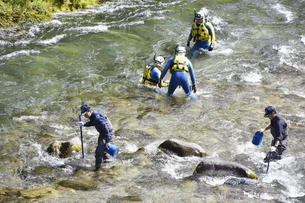 La police recherche Tiphaine Véron, une touriste française disparue dans la ville de Nikko, dans la préfecture de Tochigi, dans l'est du Japon, le long de la rivière Daiya, le 21 août 2018. La famille reproche à la police japonaise d'avoir consacré peu de moyens aux investigations, estimant que des témoins ont été délaissés et que la piste criminelle n'a pas été sérieusement explorée.(archives)