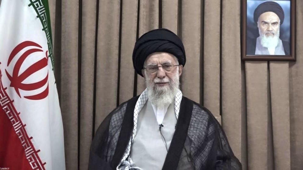 Nascosto in un bunker, la Guida Suprema dell'Iran, l'Ayatollah Ali Khamenei, ha scelto i sostituti per andare a rivestire - in caso di necessità - una serie di incarichi militari nel caso in cui venisse ucciso. (Foto archivio)