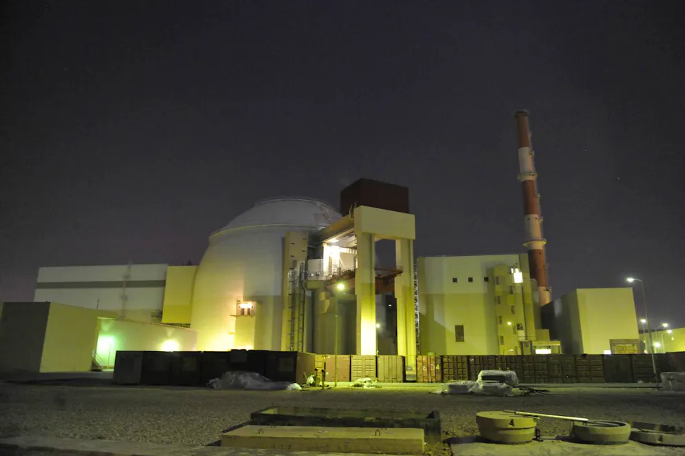 Sur cette photo publiée par l'agence de presse semi-officielle Iranian Students News Agency (ISNA), on peut voir le bâtiment du réacteur de la centrale nucléaire iranienne de Bushehr, juste à l'extérieur de la ville portuaire de Bushehr, à 1 245 kilomètres au sud de la capitale Téhéran, en Iran, le lundi 30 novembre 2009.