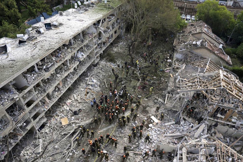 Guerra tra Iran e Israele. Dei soccorritori a lavoro a Tel Aviv, in una zona direttamente colpita dai missili iraniani.