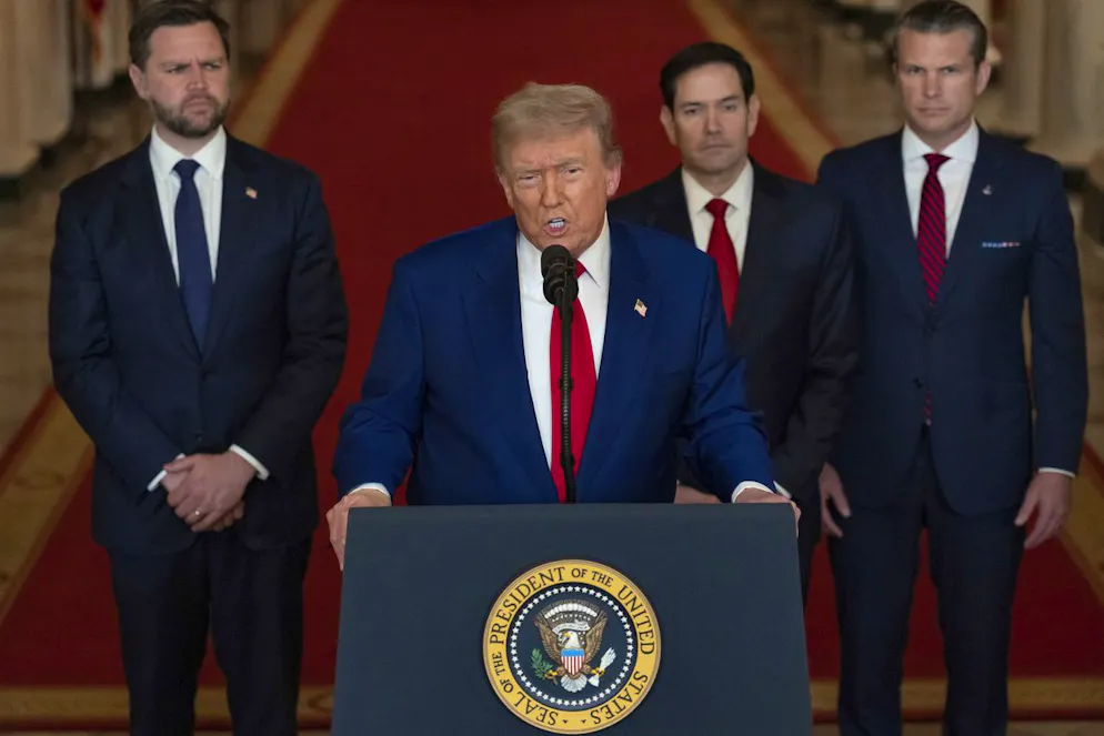 Le président Donald Trump s'exprime depuis la salle Est de la Maison Blanche à Washington, samedi 21 juin 2025, après que l'armée américaine a frappé trois sites nucléaires et militaires iraniens, se joignant ainsi directement à l'effort d'Israël pour décapiter le programme nucléaire du pays, en présence du vice-président JD Vance, du secrétaire d'État Marco Rubio et du secrétaire à la Défense Pete Hegseth. (Carlos Barria/Pool via AP)