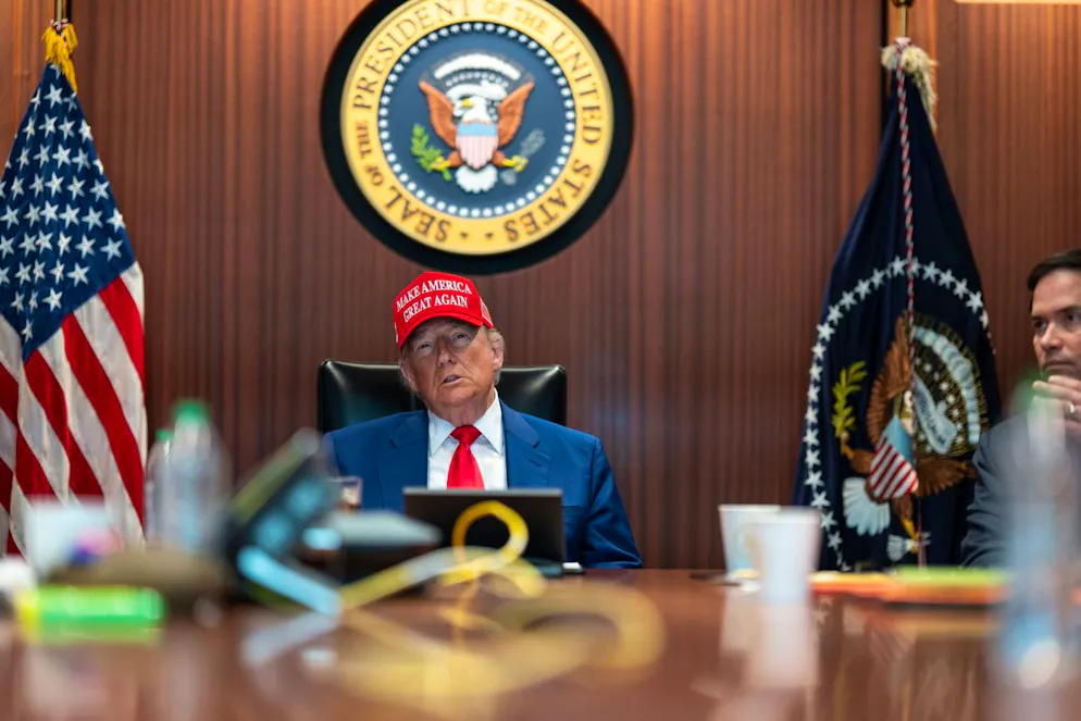 Attaque US Iran. Une photo fournie par la Maison Blanche montre le président américain Donald Trump dans la salle de crise de la Maison Blanche à Washington, DC, États-Unis, le 21 juin 2025. Plus tard dans la journée, le président Trump s'est adressé à la nation au sujet du bombardement américain de sites nucléaires à trois endroits en Iran : Fordow, Natanz et Ispahan.