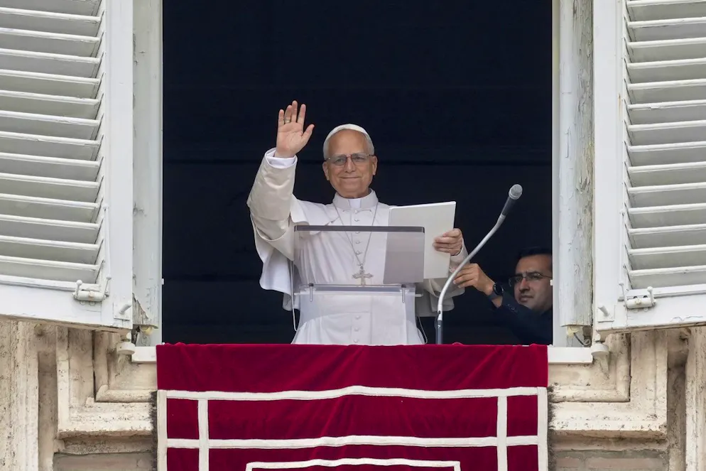 Le pape Léon XIV donne sa bénédiction alors qu'il récite la prière du Regina Coeli depuis la fenêtre de son bureau donnant sur la place Saint-Pierre, au Vatican, le dimanche 22 juin 2025. (AP Photo/Andrew Medichini)