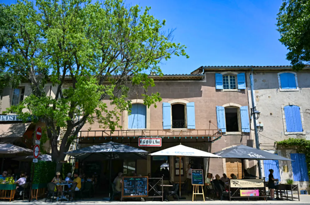 Mariée tuée en France. Des clients mangent sur la terrasse d'un restaurant portant le nom de la ville de Goult, où une fusillade mortelle a eu lieu lors d'une fête de mariage à Goult, dans le département de Vaucluse, dans le sud de la France, le 22 juin 2025.