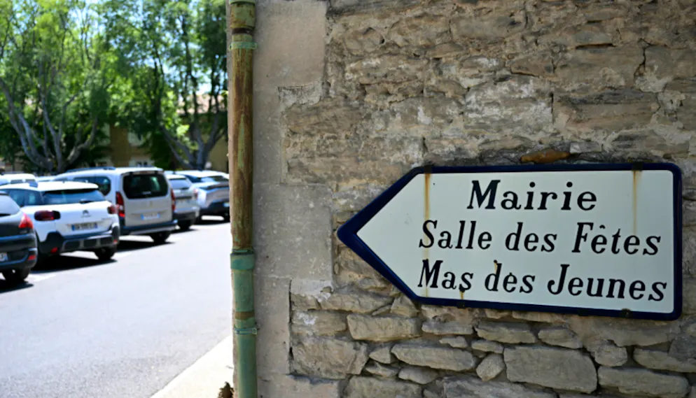 Mariée tuée en France. Cette photo montre un panneau routier indiquant la mairie et la salle des fêtes de la ville où une fusillade mortelle a eu lieu lors d'une fête de mariage à Goult, dans le département du Vaucluse, dans le sud de la France, le 22 juin 2025.