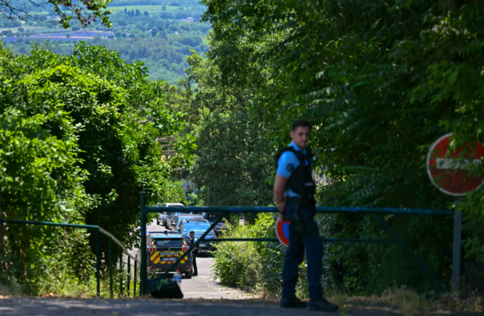 Mariée tuée en France. Des gendarmes français sécurisent le périmètre près du lieu d'une fusillade mortelle lors d'une fête de mariage à Goult, dans le département du Vaucluse, dans le sud de la France, le 22 juin 2025.