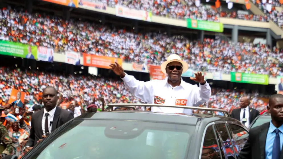 Le président ivoirien Alassane Ouattara a été accueilli comme une rock star par ses partisans dans un stade d'Abidjan.