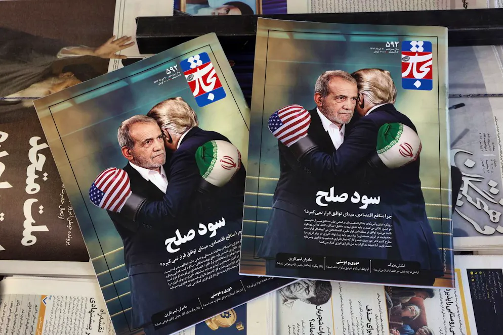 epa12152073 Des exemplaires du magazine iranien Tejarat Farda, titré « Les avantages de la paix » et comportant une photo du président iranien Masoud Pezeshkian et du président américain Donald Trump, sont visibles dans un kiosque à Téhéran, en Iran, le 3 juin 2025. Selon l'agence de presse IRNA, le ministre iranien des Affaires étrangères Abbas Araghchi a déclaré le 2 juin 2025 que l'Iran répondrait bientôt de manière appropriée à la proposition écrite des États-Unis, ajoutant qu'aucun accord ne serait possible sans le respect du droit de l'Iran à enrichir de l'uranium. EPA/ABEDIN TAHERKENAREH