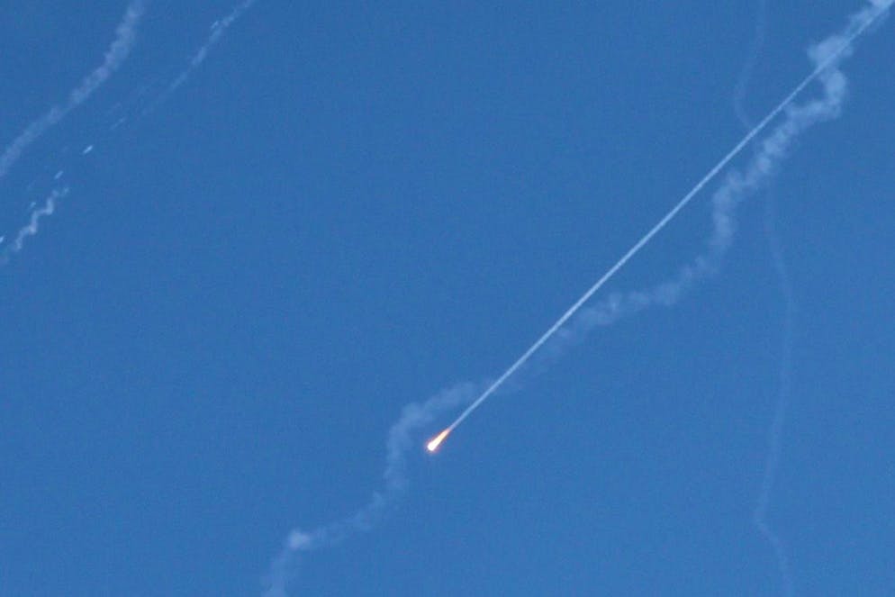 Guerra tra Iran e Israele. La contraerea israeliana tenta di intercettare un missile balistico iraniano nel cielo sopra Gerusalemme.
