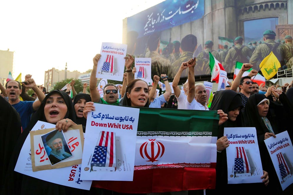 In Teheran demonstrieren Menschen gegen die US-Angriffe auf den Iran.