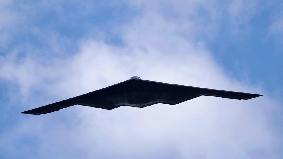 Ein Tarnkappenbomber des Typs B-2, mit die USA in der Nacht auf Sonntag bunkerbrechende Bomber über dem Iran abwarfen. (Archivbild)
