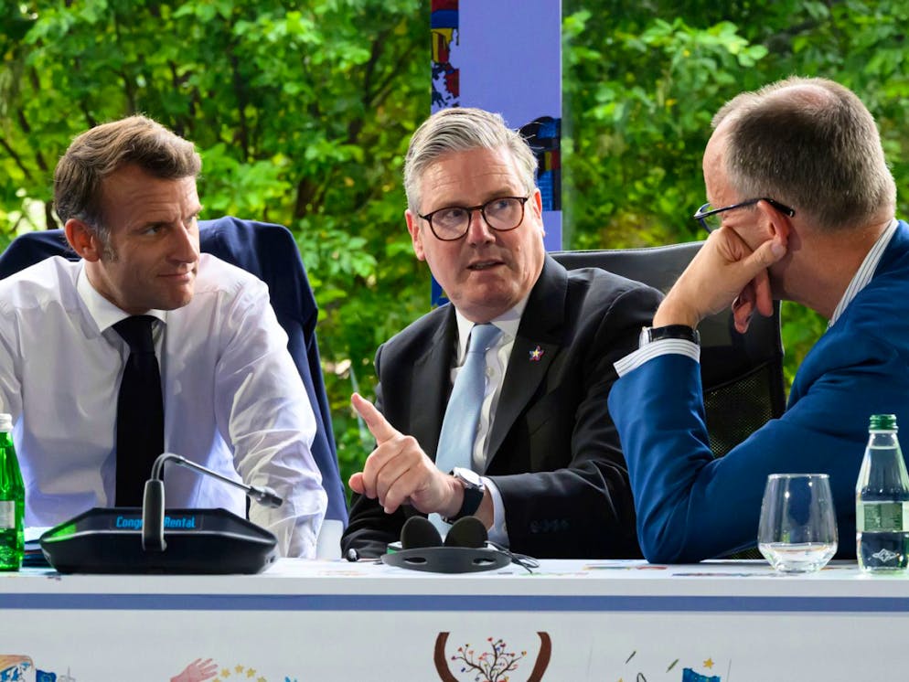 Frankreichs Präsident Emmanuel Macron (l-r), Grossbritanniens Premierminister Keir Starmer und Deutschlands Bundeskanzler Friedrich Merz fordern den Iran auf, wieder an den Verhandlungstisch zurückzukehren.