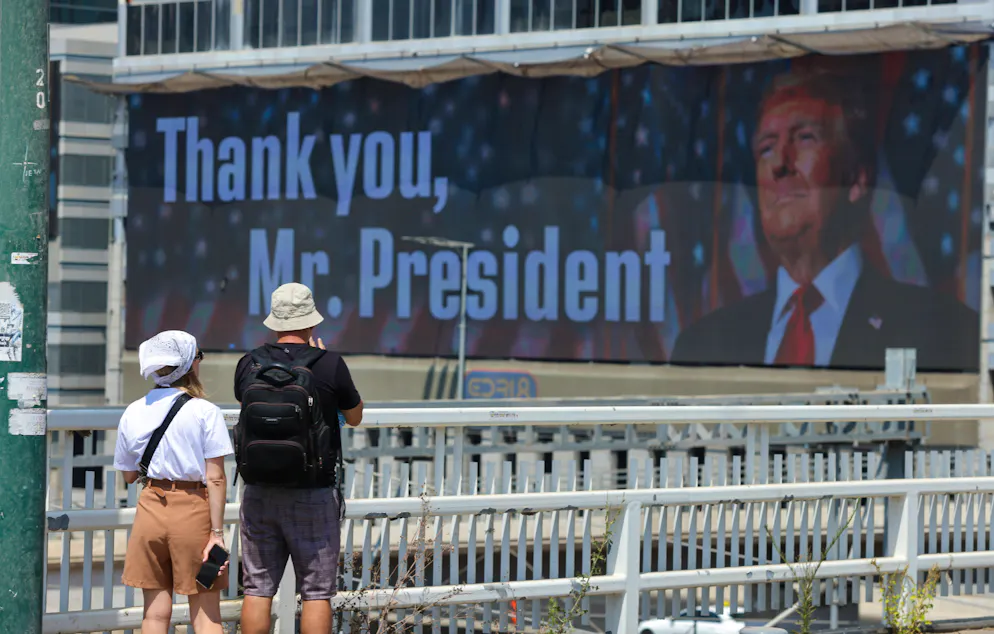 A Tel-Aviv, on pouvait lire ces derniers jours «M. le Président, finissez le boulot» sur un écran géant montrant Donald Trump. Dimanche, son visage apparaissait toujours au même endroit, mais le message avait changé, remplacé par un mot: «Merci».