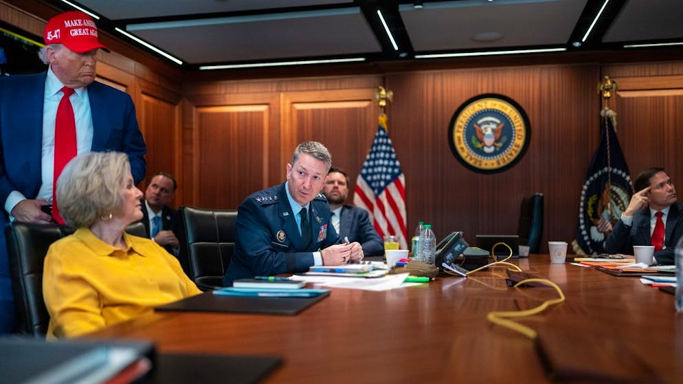 In einem vom Weissen Haus zur Verfügung gestellten Bild ist US-Präsident Donald Trump (l.) am Samstag im «Situation Room» zu sehen – mit dem Vorsitzenden der Vereinigten Stabschefs General Dan Caine (3.v.l.) und seiner Stabschefin Susie Wiles (2.v.l.). 