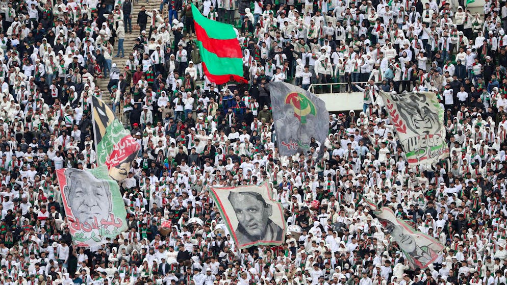 Football. Une barrière cède, la fête du champion vire à la tragédie