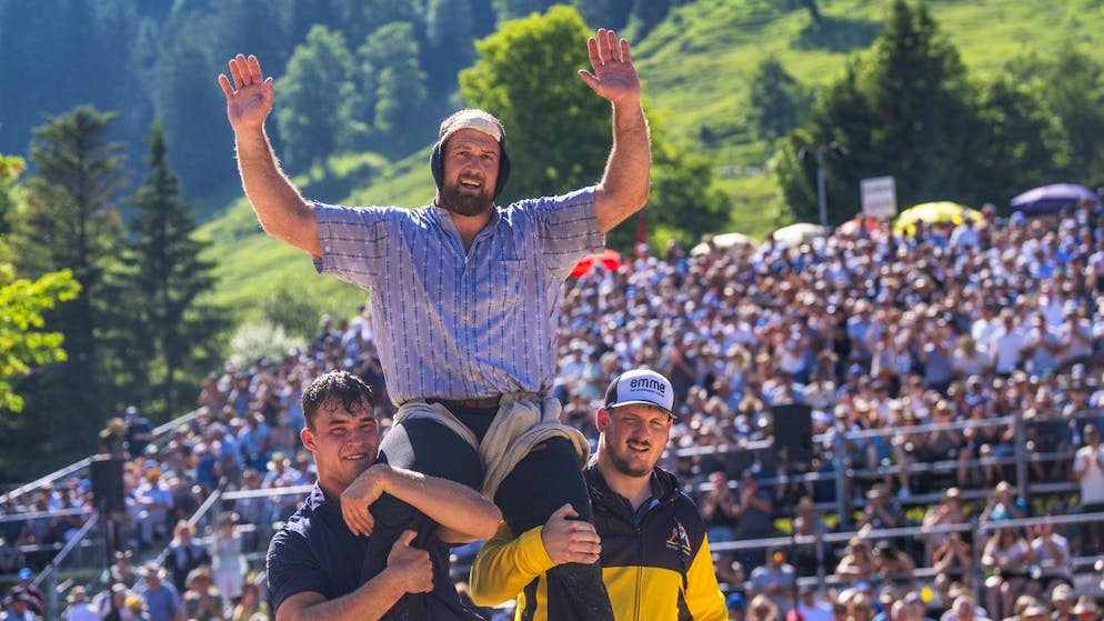 Matthias Aeschbacher gewinnt das Bergschwinget Schwarzsee und lässt sich unter anderem von Schlussgang-Gegner Michael Moser (links) schultern.