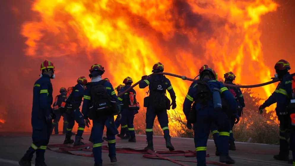 Des pompiers luttent contre les incendies sur l'île de Chios en Grèce.