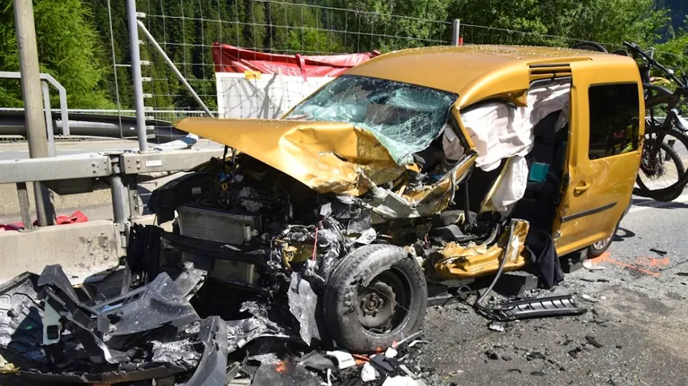GR: cinque feriti e gara ciclistica annullata dopo incidente su A13 - Gallery. La famiglia composta da quattro persone viaggiava su quest'auto.
