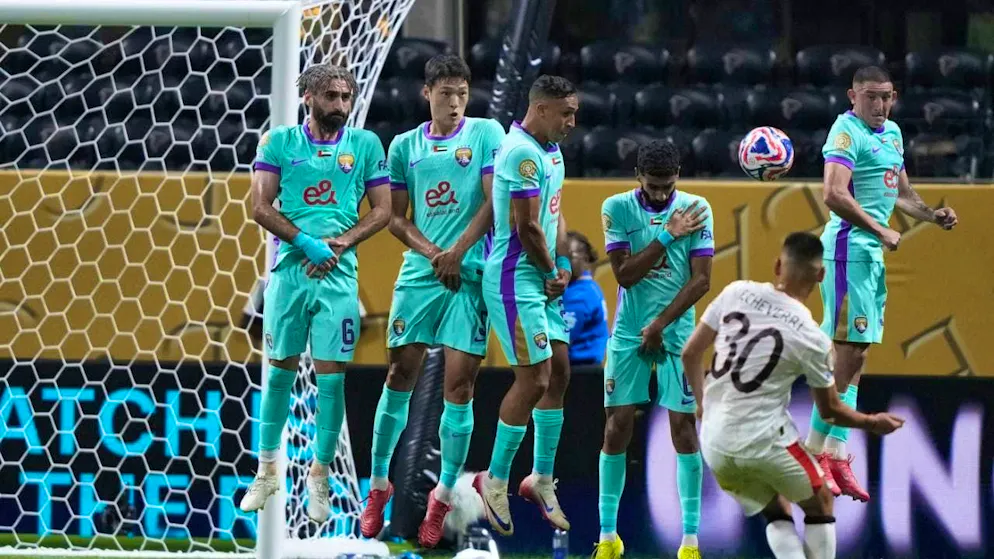 Claudio Echeverri scores the 2:0 for Manchester City with a free kick.