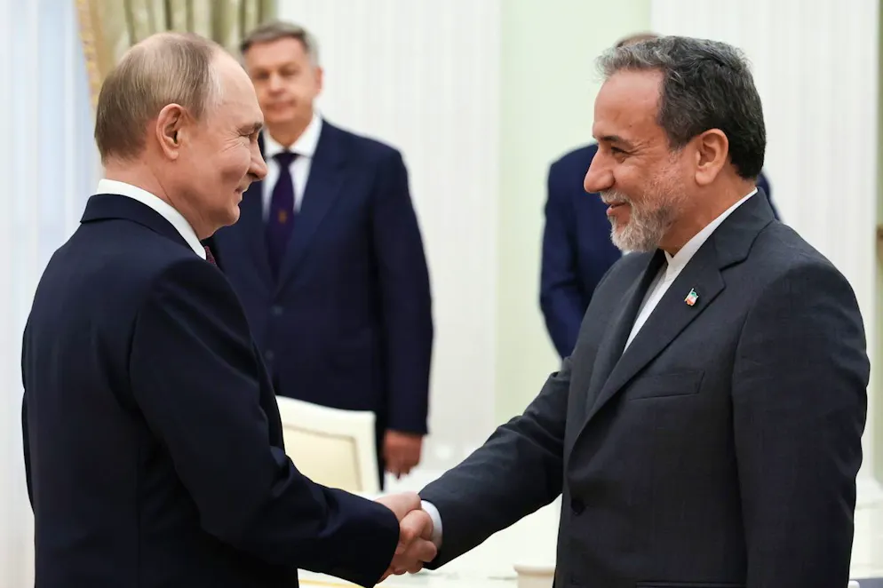 La stretta di mano fra il presidente russo Vladimir Putin e il ministro degli Esteri iraniano Abbas Araghchi durante il loro incontro al Cremlino.