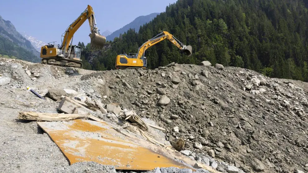 Les travaux se poursuivent dans le torrent du Fregnoley alors que l'armée suisse a débarqué (archives).