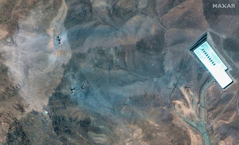 Erstmals im Einsatz: Mega-Bombe gegen Irans tiefe Atomanlage - Gallery. Auf Satellitenaufnahmen der Atomanlage Fordo sind die mutmasslichen Einschlagslöcher der US-Bomben zu erkennen.