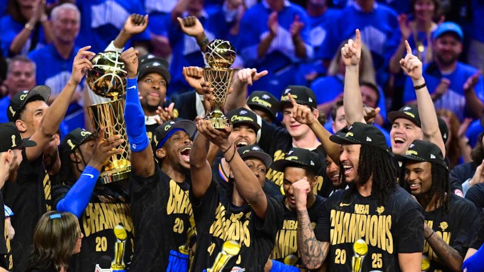 Die Spieler der Oklahoma City Thunder bejubeln ihren ersten Meistertitel.