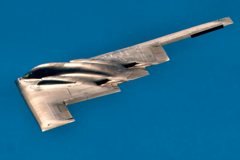 La bombe lourde de type GBU-57 ne peut être larguée que par les bombardiers furtifs B-2 de l'armée de l'air américaine. 