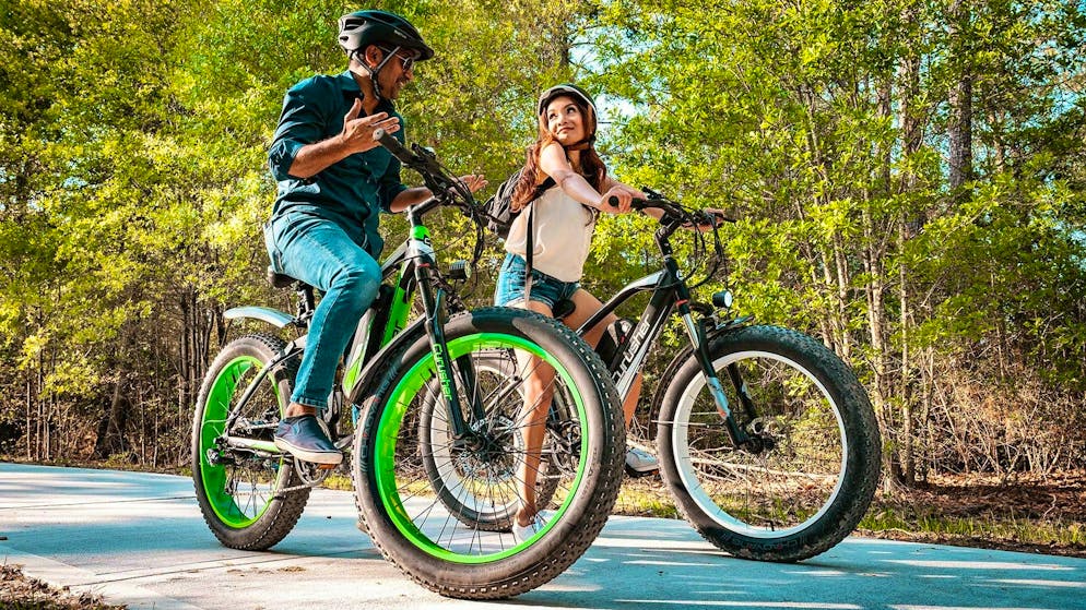 L'immagine dei ciclisti di e-bike comodi e rilassati non rappresenta la realtà.