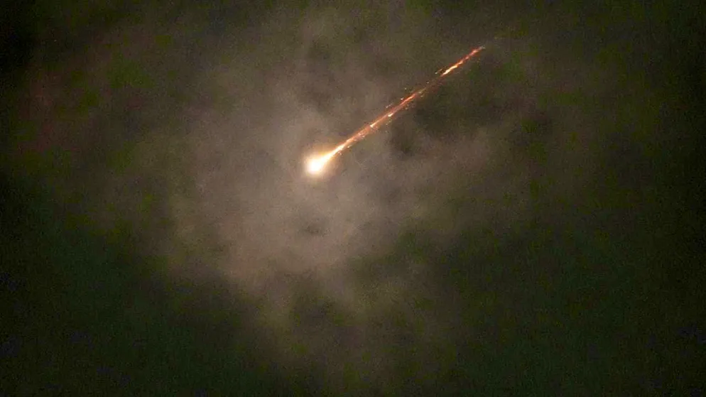 ARCHIVE - The trail of a projectile is seen through the clouds after a missile alert was sounded following attacks from Iran in Jerusalem early this morning. Photo: Ohad Zwigenberg/AP/dpa
