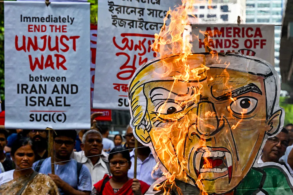 Le 22 juin 2025, à Calcutta, des manifestants indiens brûlent une effigie du président américain Donald Trump en réaction aux frappes contre des sites nucléaires iraniens.