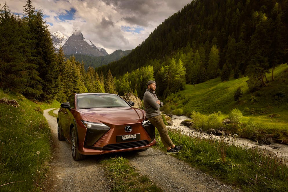 On the way! Sandro Zinggeler performs all of his private and professional journeys aboard his Lexus Rz.