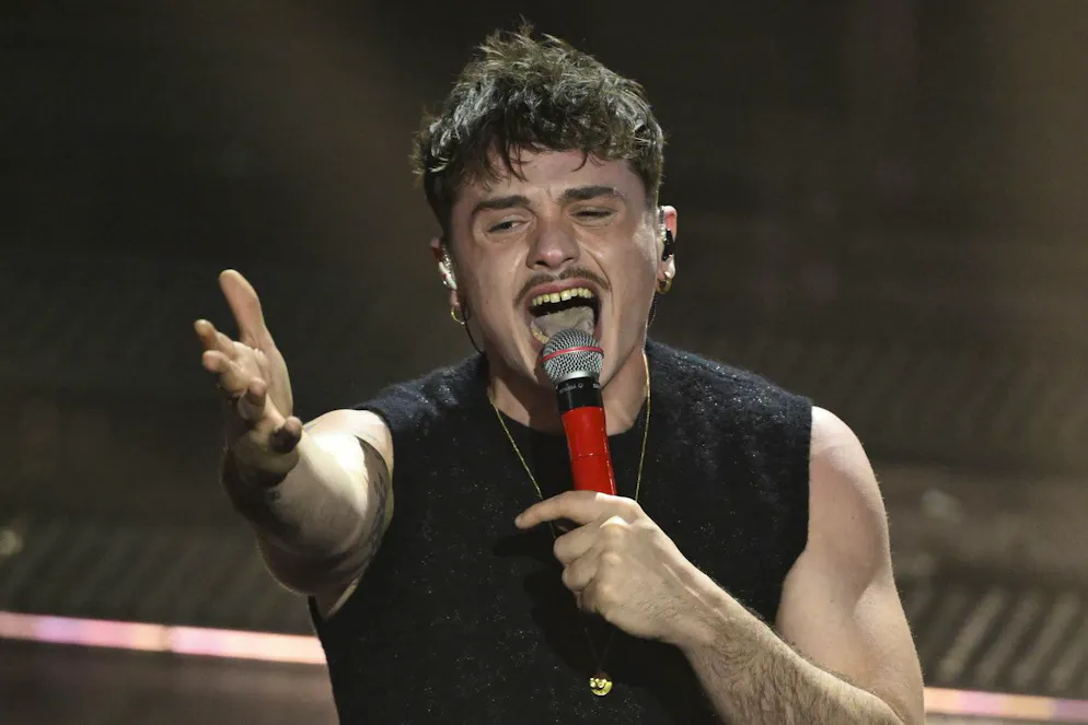 Olly sul palco dell'Ariston all'ultimo Festival di Sanremo. Il cantante ha vinto la 75esima edizione con la canzone «Balorda nostalgia».