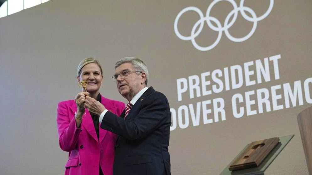 Kirsty Coventry erhält von Thomas Bach den Schlüssel zum IOC-Hauptsitz in Lausanne.