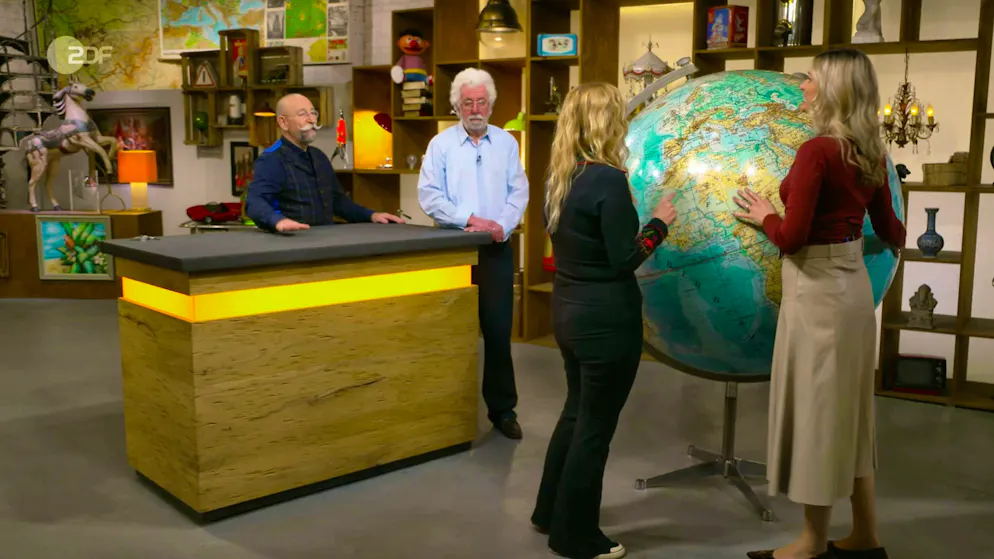 As "Bares für Rares" presenter Horst Lichter approaches the counter, he calls out to the two experts Annika Rassbach and Bianca Berding: "Girls, what's going on here?"