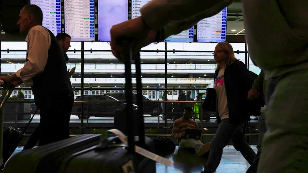 ARCHIVE - Travelers walk with their luggage in Terminal 3 at O'Hare International Airport. Photo: Nam Y. Huh/AP/dpa