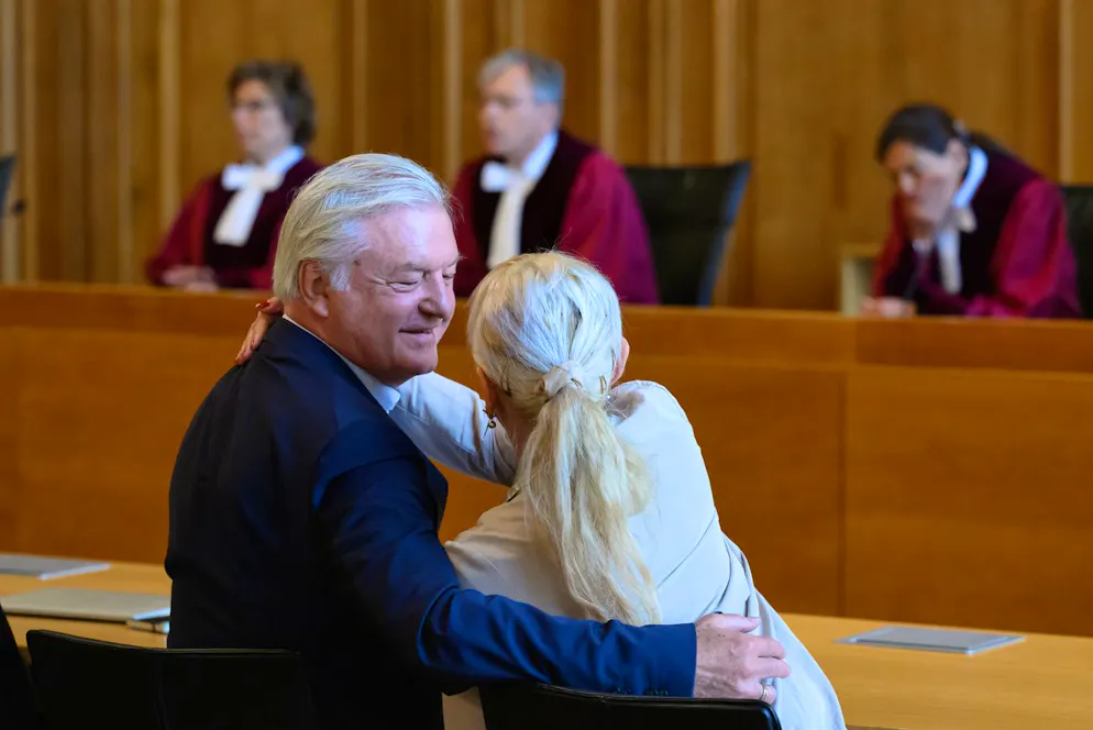 Jürgen Elsässer, rédacteur en chef de Compact, et son épouse Stephanie Elsässer au tribunal administratif fédéral de Leipzig juste après le verdict.