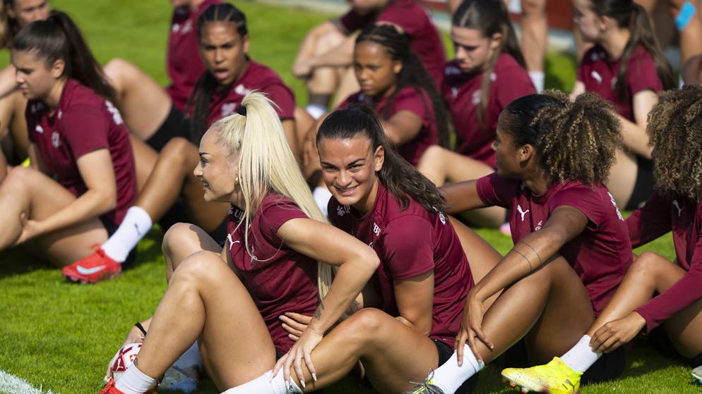 Alisha Lehmann, Riola Xhemaili, Aurelie Csillag (vorne von links) in einem Training.