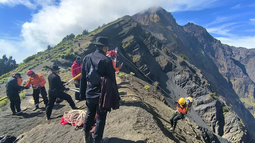 epaDes sauveteurs préparant un drone qui sera utilisé dans le cadre d'une opération de sauvetage d'une touriste brésilienne tombée lors d'une randonnée sur le mont Rinjani, sur l'île de Lombok, en Indonésie, le 23 juin 2025. 