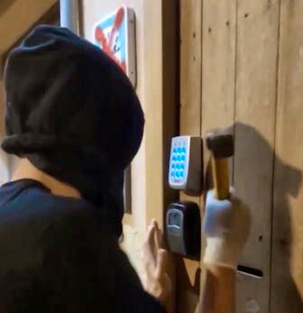 Gli attivisti hanno distrutto le case di vacanza a colpi di martello.