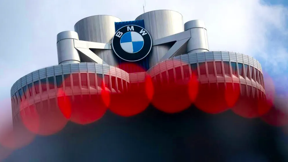 Major car manufacturers such as BMW and Porsche want to counter the advance of tech companies such as Google in car manufacturing. Eleven companies have signed a declaration of intent for the development of joint open software. (archive image)