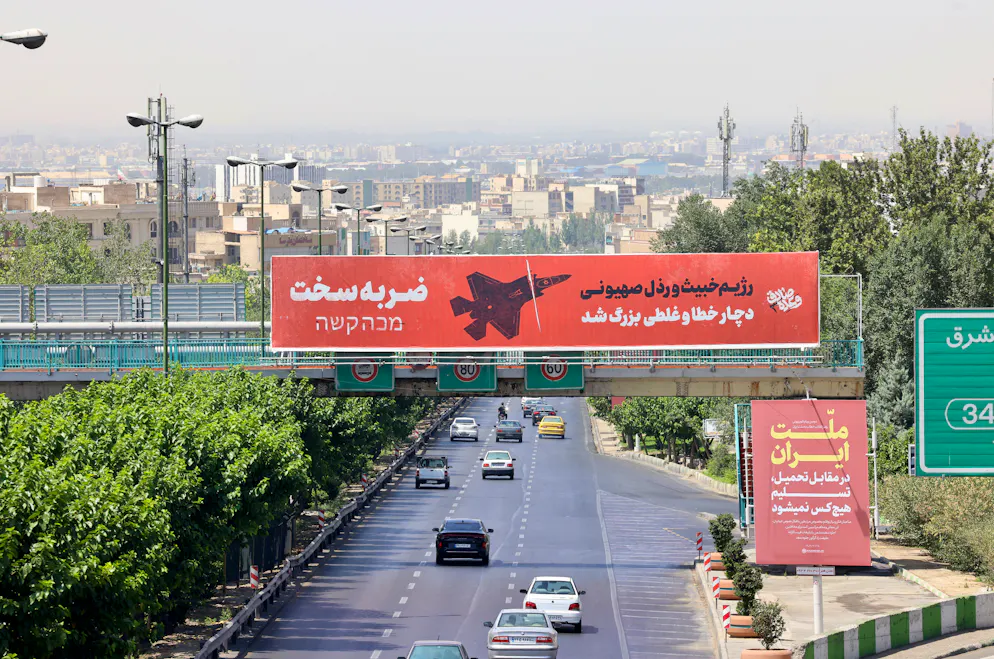 Un panneau d’affichage sur lequel on peut lire en farsi et en hébreu: «Un coup sévère… Le régime sioniste (Israël) abominable et honteux a commis une grave erreur», à Téhéran, le 24 juin 2025.