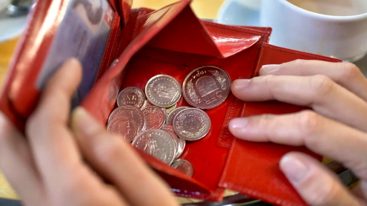 Gastronomy. Swiss stick to tipping in cash
