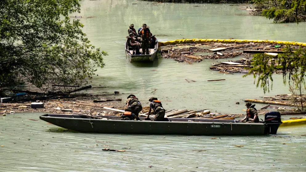 L'armée travaille avec deux barques sur le lac de Blatten.