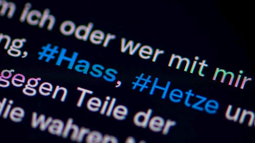 ILLUSTRATION - The screen of a smartphone shows the hashtags (#) hate and hate speech in a post on Twitter (today X). Photo: Fabian Sommer/dpa