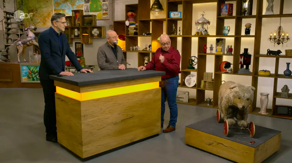 «Der gehört meiner Frau», beginnt Calogero (rechts), der Noch-Besitzer, mit dem Rückblick. Experte Detlev Kümmel (links) und Moderator Horst Lichter hören aufmerksam zu.