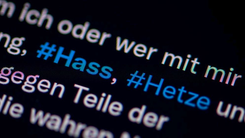 ILLUSTRATION - Auf dem Bildschirm eines Smartphones sieht man die Hashtags (#) Hass und Hetze in einem Post auf Twitter (heute X). Foto: Fabian Sommer/dpa