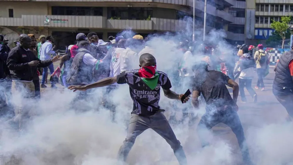 La polizia a Nairobi ha usato gas lacrimogeni per disperdere la folla diretta verso i palazzi istituzionali ed assembrata fuori dalla centrale di Polizia.