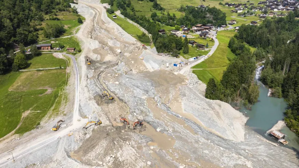 La route menant au Val de Bagnes avait été coupée après que le pont fusible du Fregnolet avait été emporté par une lave torrentielle au début du mois (archives).
