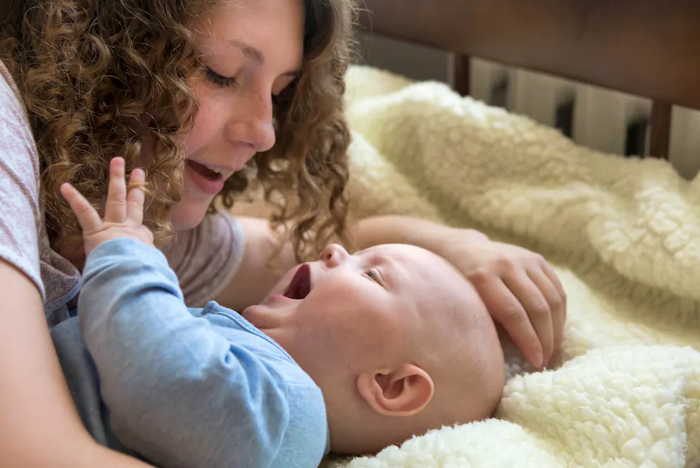 Les humains de différentes cultures parlent à leurs enfants en utilisant une forme de langage connue sous le nom de «discours adressé à l’enfant» ou «langage bébé». 